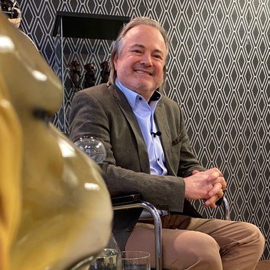 Thomas Käfer sitzt vor goldenen Löwen